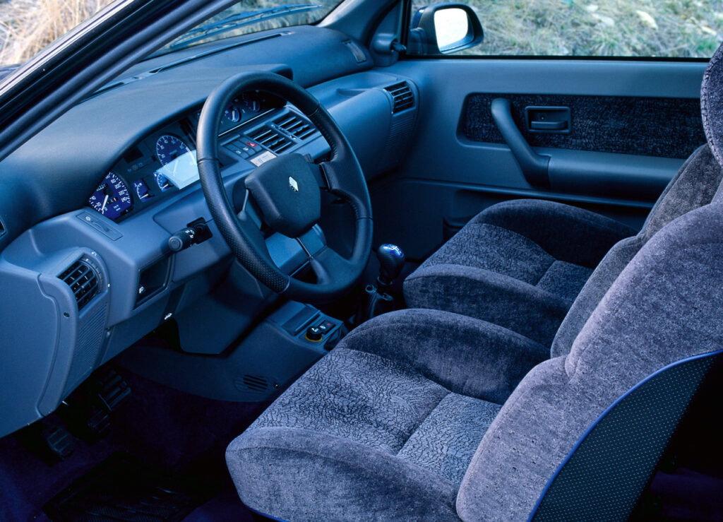 Renault Clio Williams interior