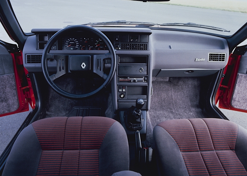 Renault Fuego Turbo interior
