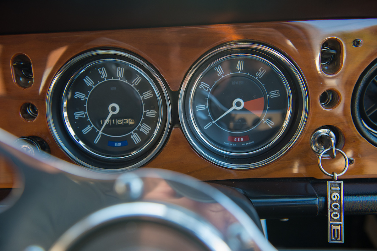 Ford Cortina 1600E dash detail