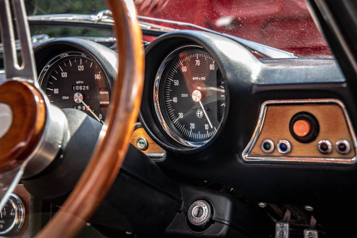 Alfa Romeo 1750 GTV dashboard