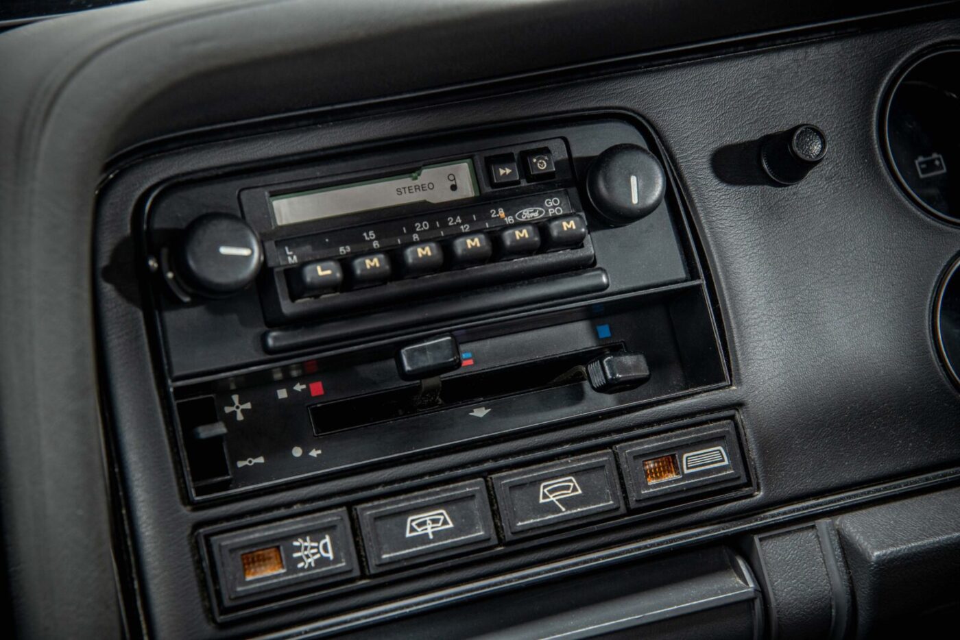 Ford Capri Laser radio casette