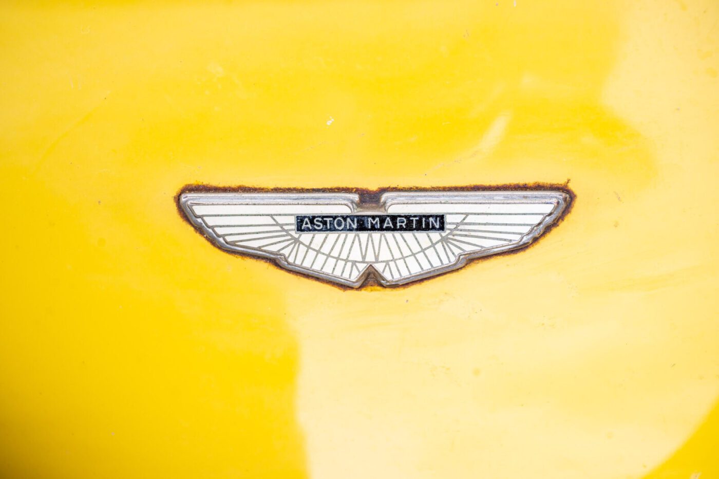 Aston Martin V8 badge