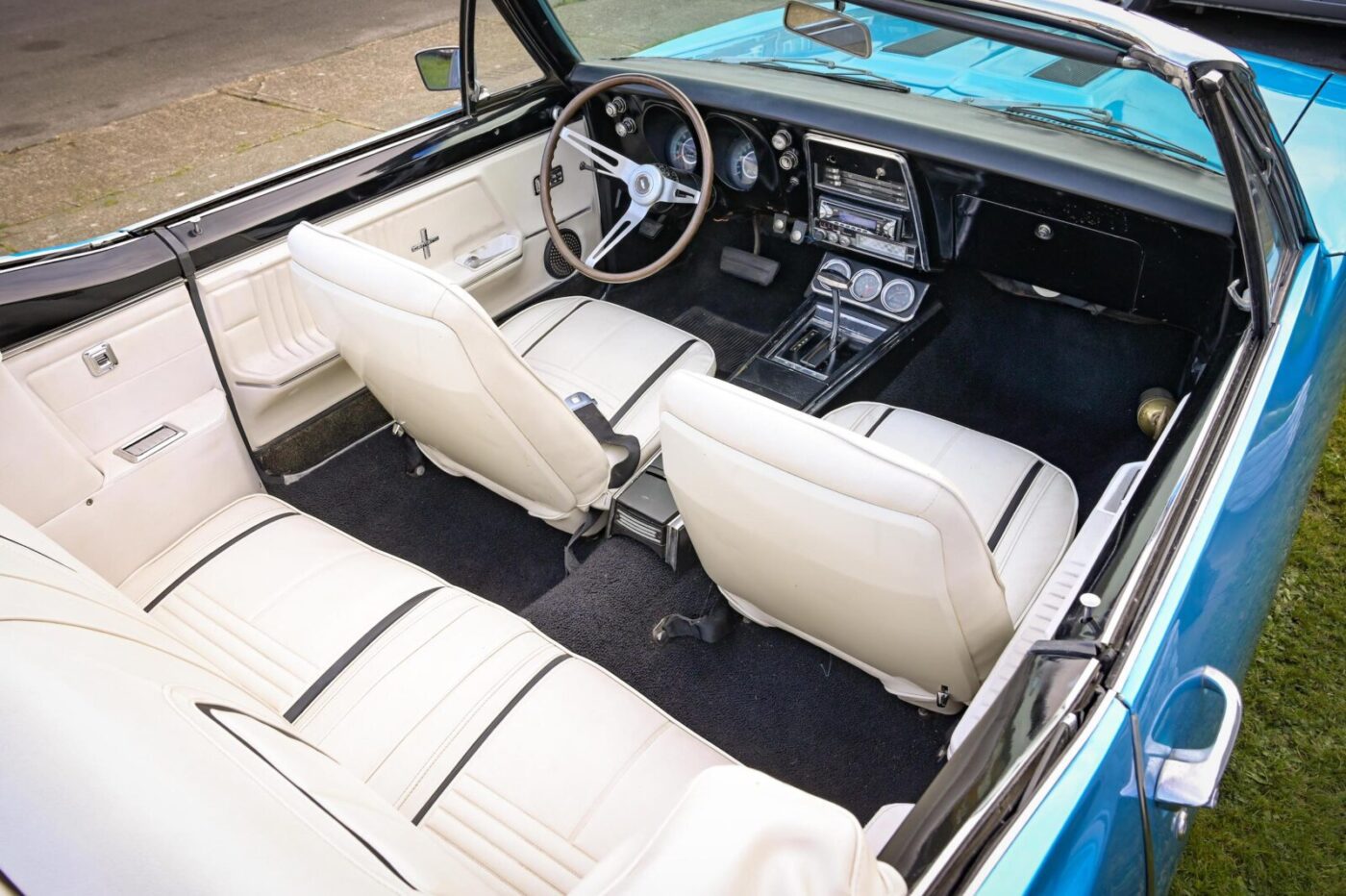 Chevrolet Camaro SS convertible interior