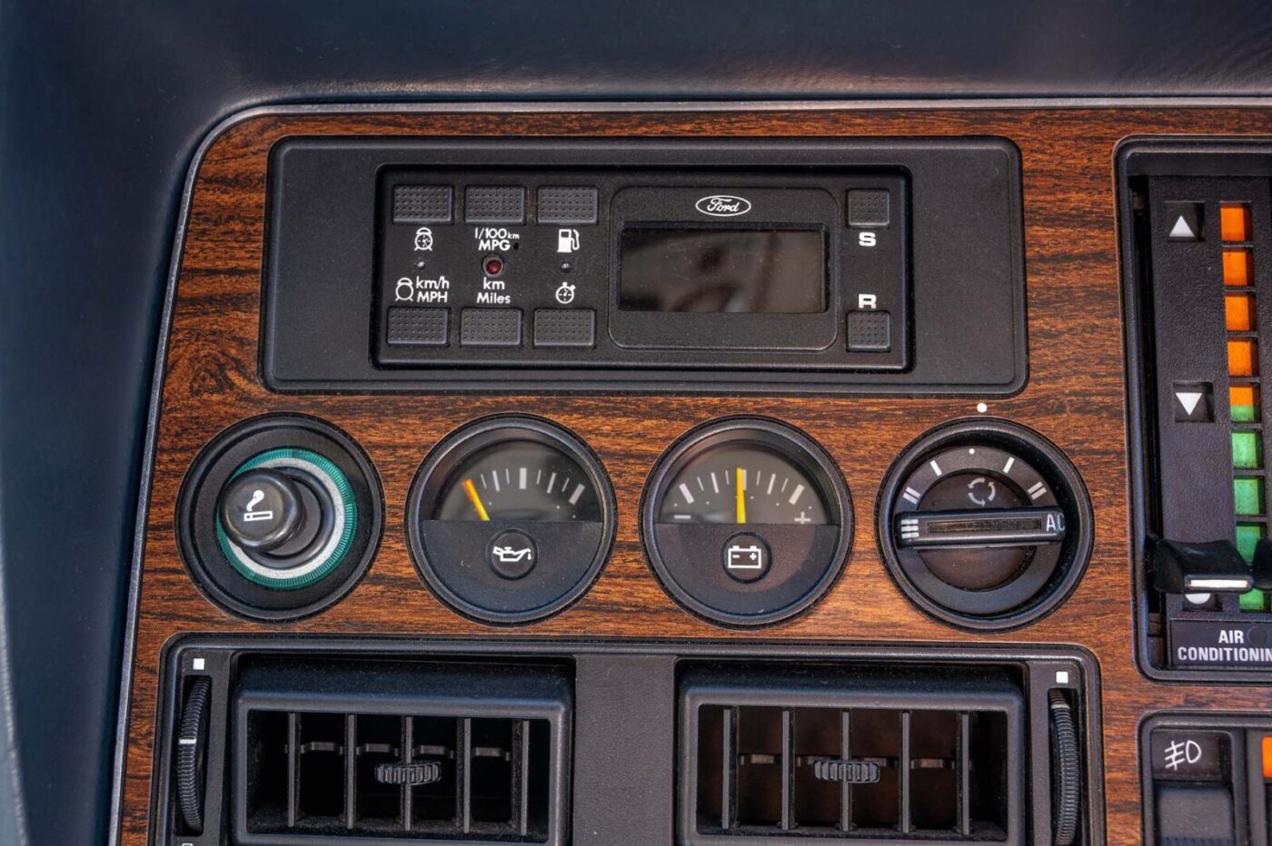 Ford Granada 1984 dashboard