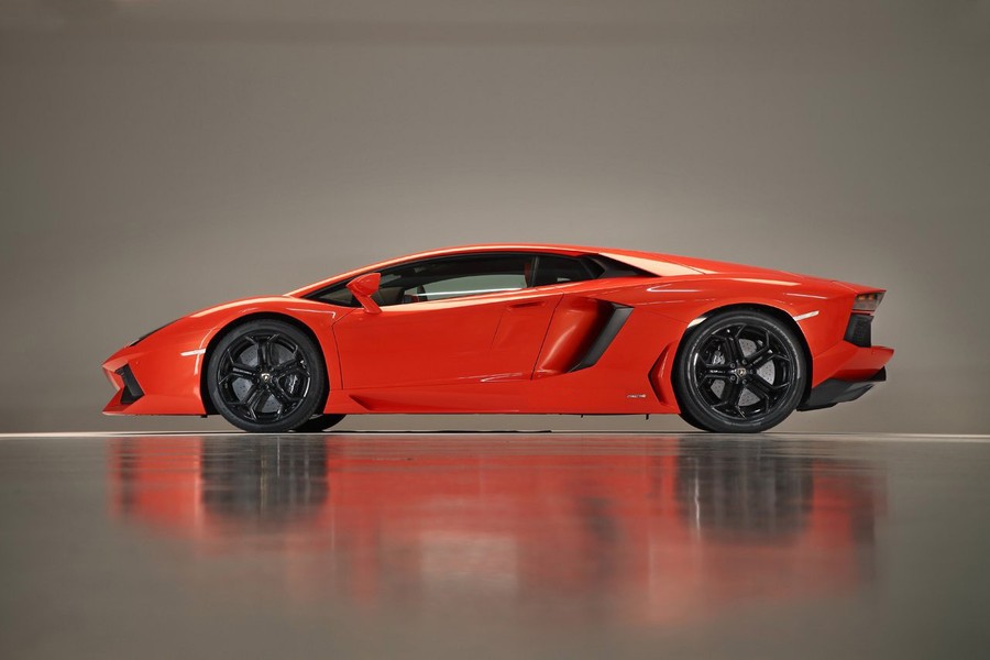 Aventador_profile